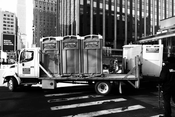 Best Portable restroom trailer rental  in Des Peres, MO